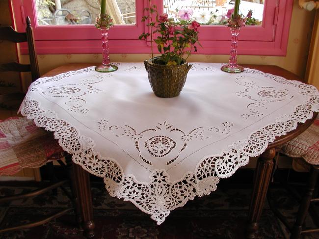 Merveilleuse nappe brodée à la Richelieu, dentelle fuseaux et Venise 1900