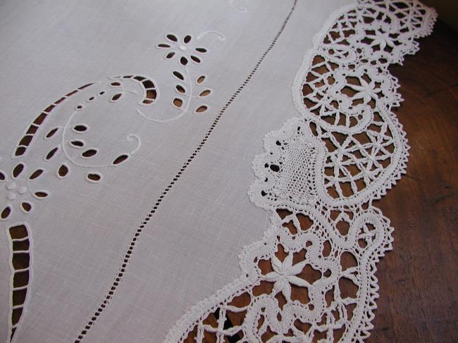 Merveilleuse nappe brodée à la Richelieu, dentelle fuseaux et Venise 1900