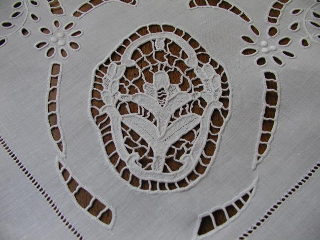 Merveilleuse nappe brodée à la Richelieu, dentelle fuseaux et Venise 1900