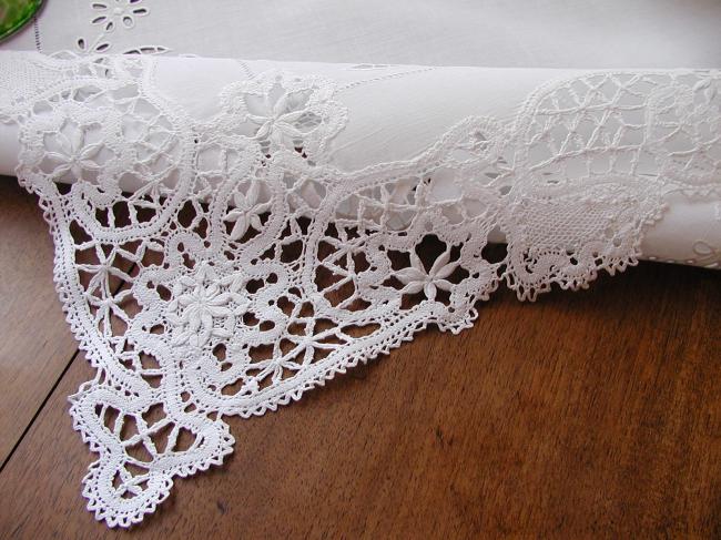 Merveilleuse nappe brodée à la Richelieu, dentelle fuseaux et Venise 1900