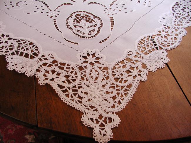 Merveilleuse nappe brodée à la Richelieu, dentelle fuseaux et Venise 1900
