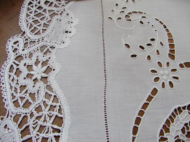 Merveilleuse nappe brodée à la Richelieu, dentelle fuseaux et Venise 1900