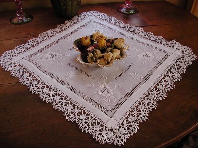 Exceptional table centre in batiste of linen with white and openwork 1890