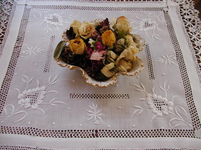 Exceptional table centre in batiste of linen with white and openwork 1890