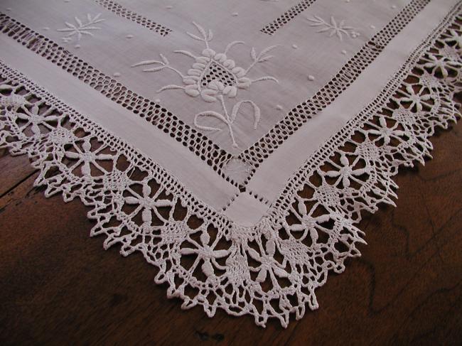 Exceptional table centre in batiste of linen with white and openwork 1890