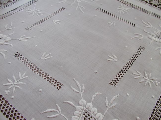 Exceptional table centre in batiste of linen with white and openwork 1890
