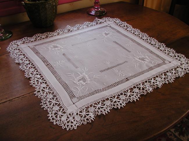 Exceptional table centre in batiste of linen with white and openwork 1890