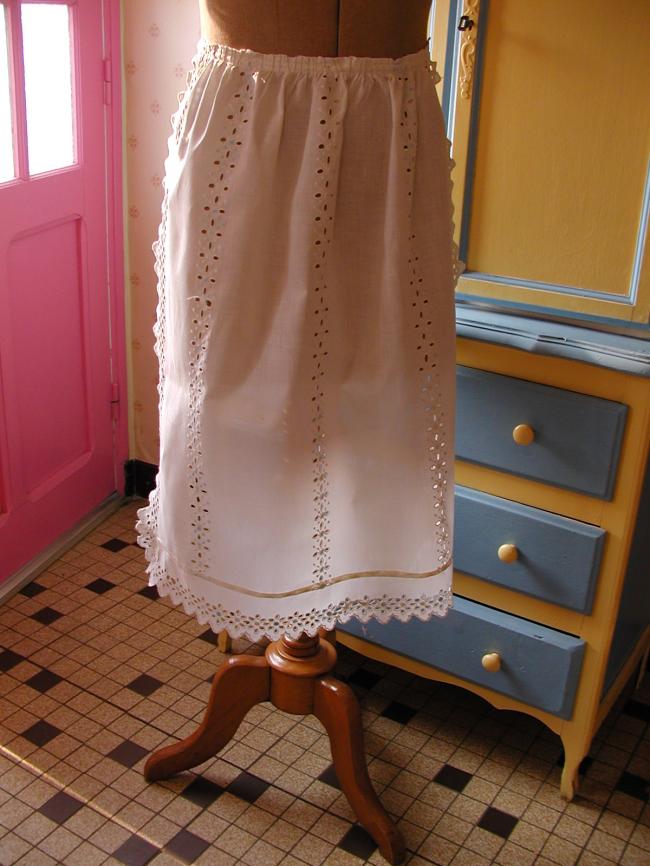 Superb apron with hand-made broderie anglaise in blue and white 1920
