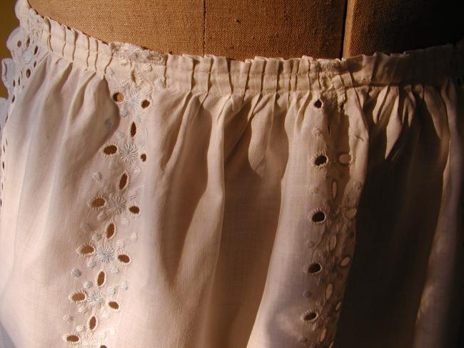 Superb apron with hand-made broderie anglaise in blue and white 1920