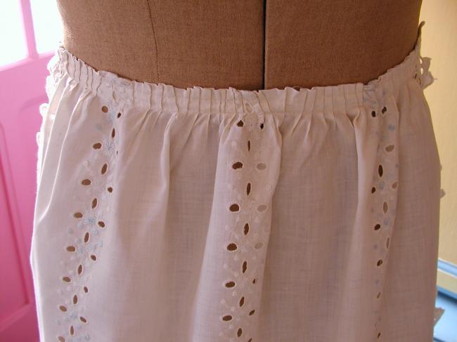 Superb apron with hand-made broderie anglaise in blue and white 1920