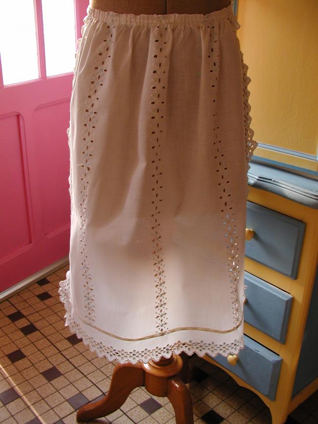 Superb apron with hand-made broderie anglaise in blue and white 1920