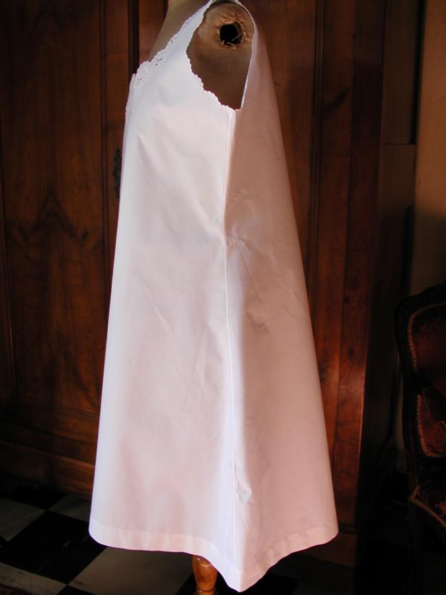 Really breathtaking night dress gown with white and open works, monogram AV