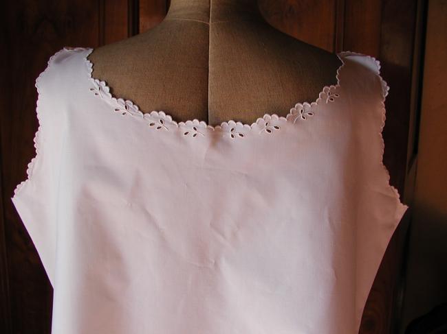 Merveilleuse chemise de nuit, broderie blanche et monogramme AV