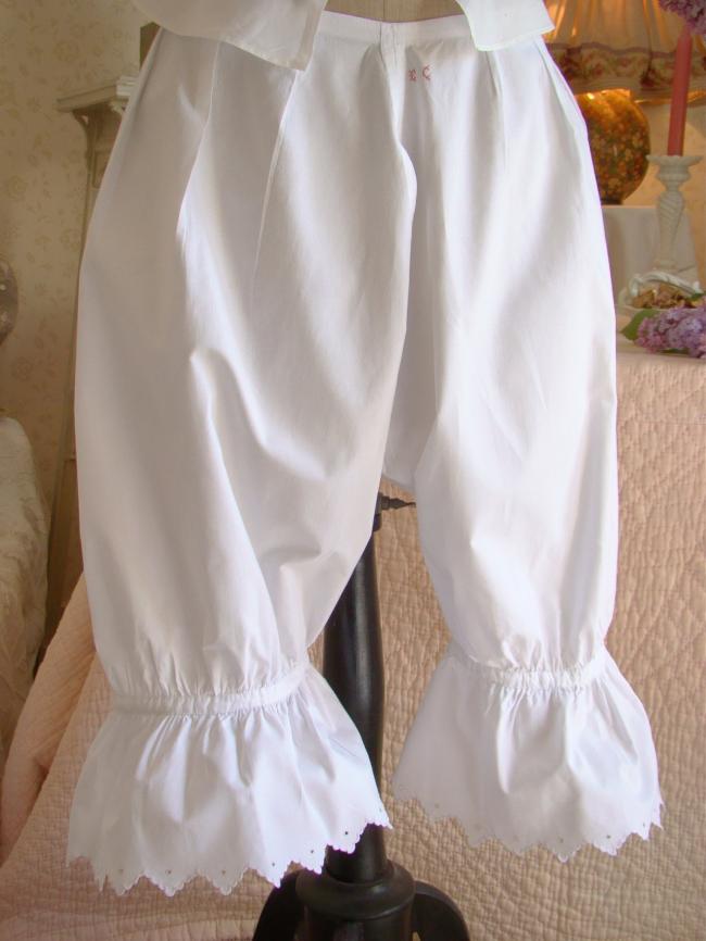 Adorable culotte panty fendue en batiste de lin avec jolie bordure festonnée