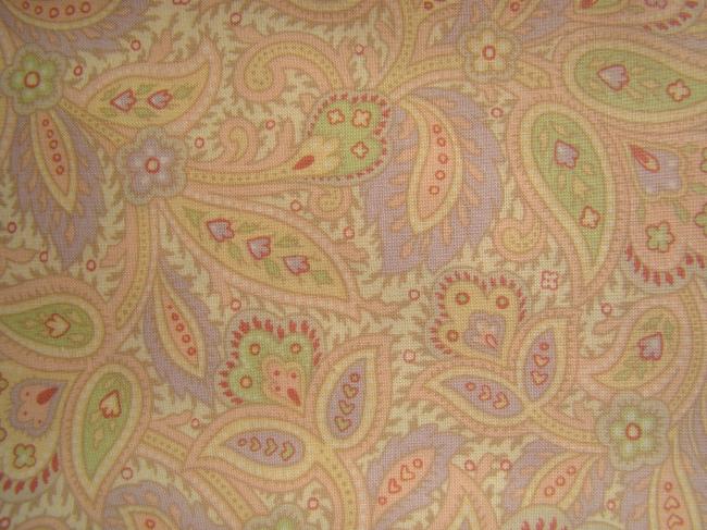 Coupon de coton à fond ivoire avec impression de boteh parme, rose & vert
