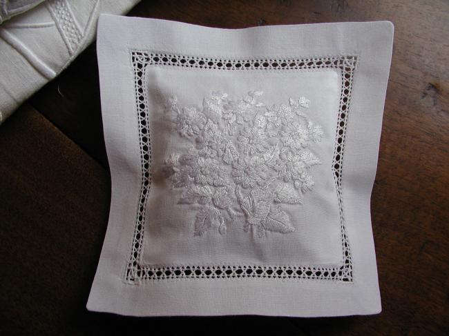 Superb lavander sachet with hand-embroidered little white daisies