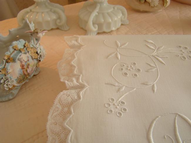 Magnifique pochette de lingerie brodée de fleurs et dentelle de Valenciennes