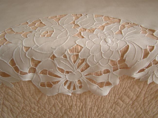 Merveilleux dessus de commode brodé à la Richelieu de roses et dahlias 1900