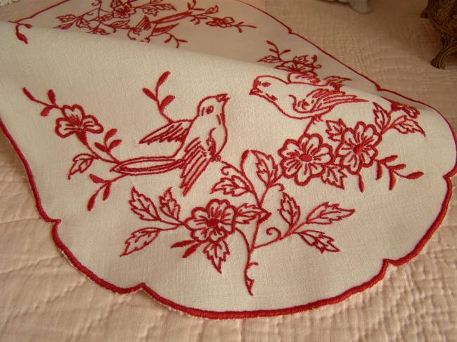 Magnifique centre de table ovale en lin avec broderie rouge, oiseaux et fleurs