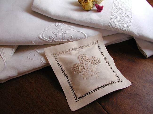 Sweet lavander sachet with hand-embroidered snowballs flowers (ecru)