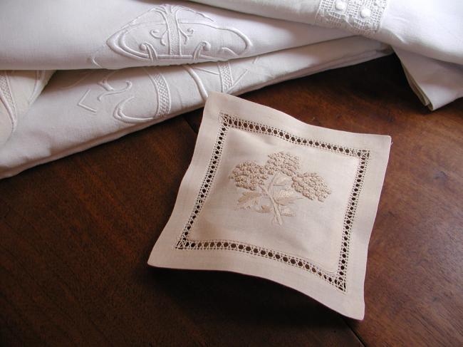 Sweet lavander sachet with hand-embroidered snowballs flowers (ecru)