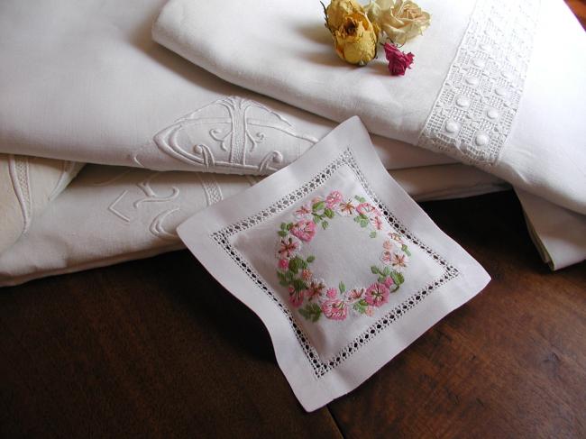 Romantique coussinet de lavande ajouré et brodé main d'une couronne de fleurs