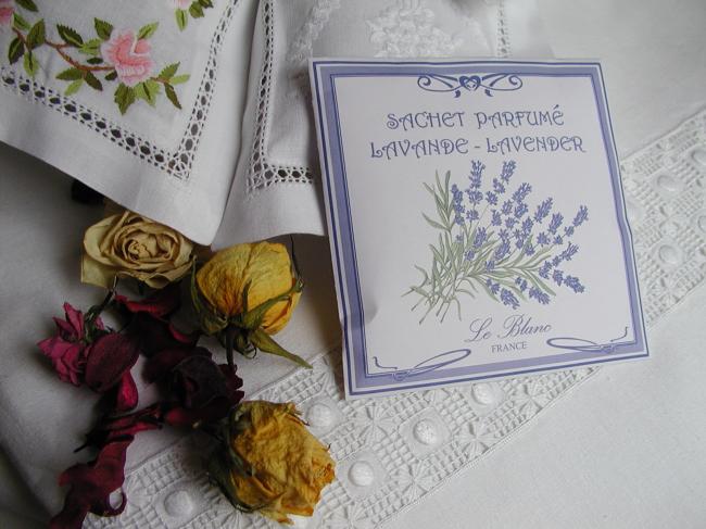 Charmant Sachet parfumé à la Lavande, décor encadré Art Nouveau