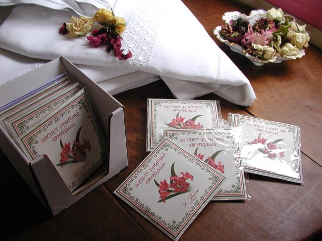 Charmant Sachet  parfumé à l'Amaryllis, décor encadré Art Nouveau