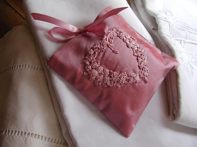 Merveilleux coussin de lavande en taffetas de soie brodé d'un coeur de roses