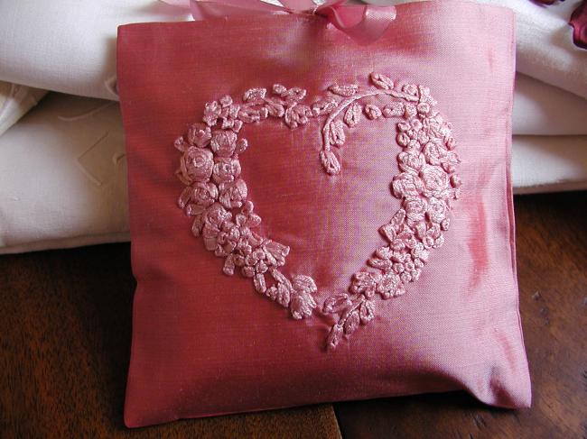 Merveilleux coussin de lavande en taffetas de soie brodé d'un coeur de roses