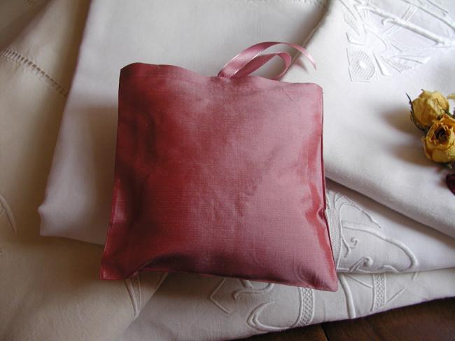 Merveilleux coussin de lavande en taffetas de soie brodé d'un coeur de roses