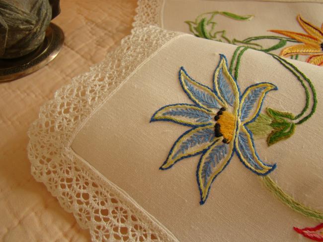 Superbe centre de table brodé de fleurs de Passiflore et petite dentelle