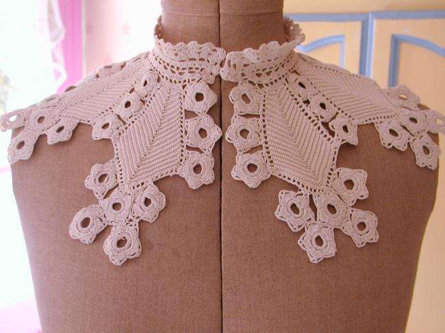 Exceptional collar in irish guipure lace 1890