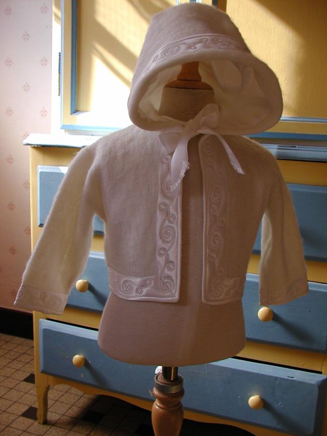 Adorable manteau capuche en laine bordé de satin brodé de Babissec