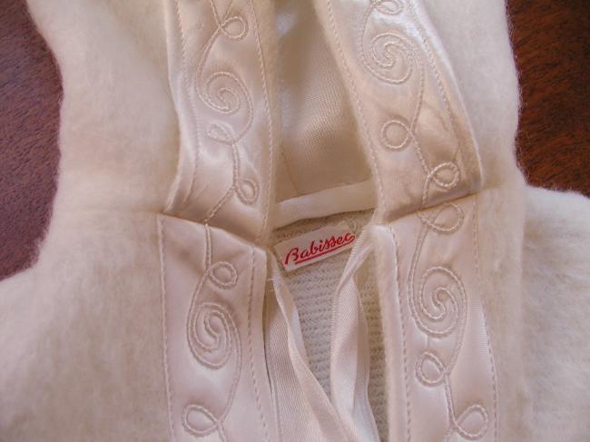 So charming little baby coat in wool with satin embroidered. Babissec 1950
