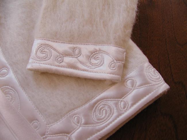 Adorable manteau capuche en laine bordé de satin brodé de Babissec