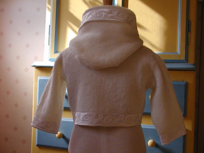 Adorable manteau capuche en laine bordé de satin brodé de Babissec