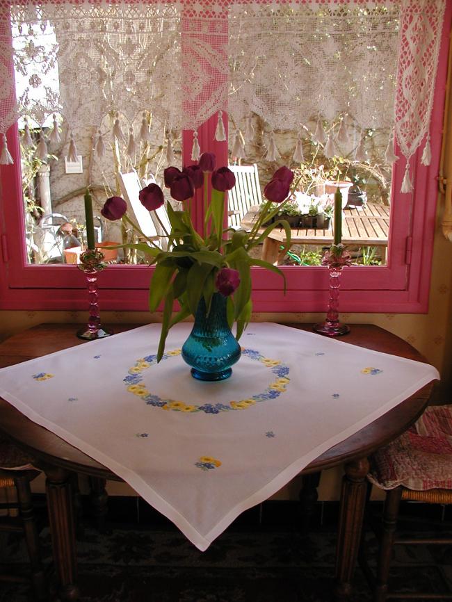 Jolie surnappe brodée d'une farandole de fleurs jaunes et bleues