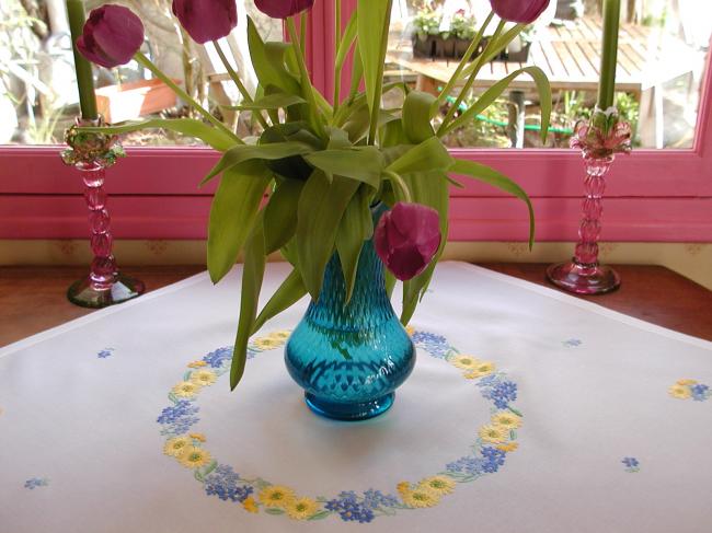 Jolie surnappe brodée d'une farandole de fleurs jaunes et bleues