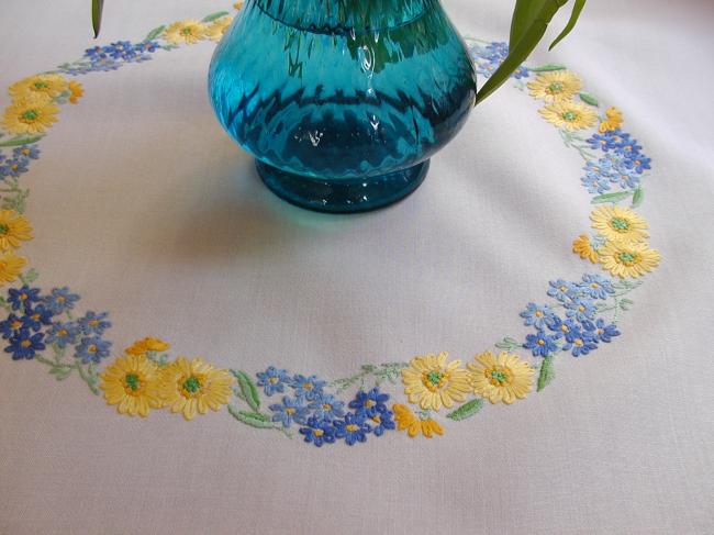 Jolie surnappe brodée d'une farandole de fleurs jaunes et bleues