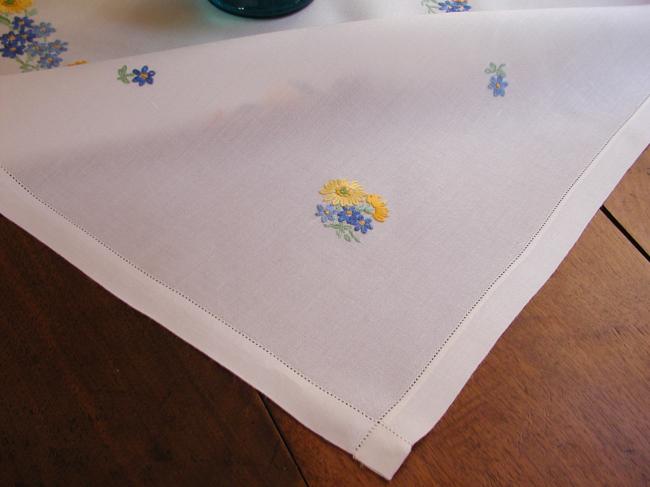 Jolie surnappe brodée d'une farandole de fleurs jaunes et bleues