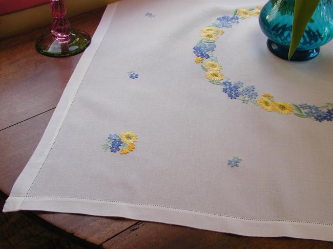 Jolie surnappe brodée d'une farandole de fleurs jaunes et bleues