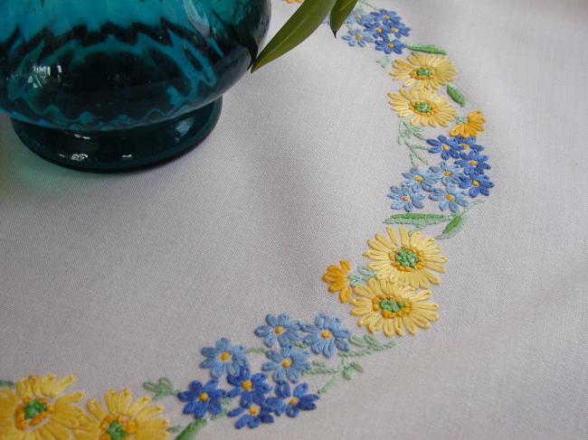 Jolie surnappe brodée d'une farandole de fleurs jaunes et bleues