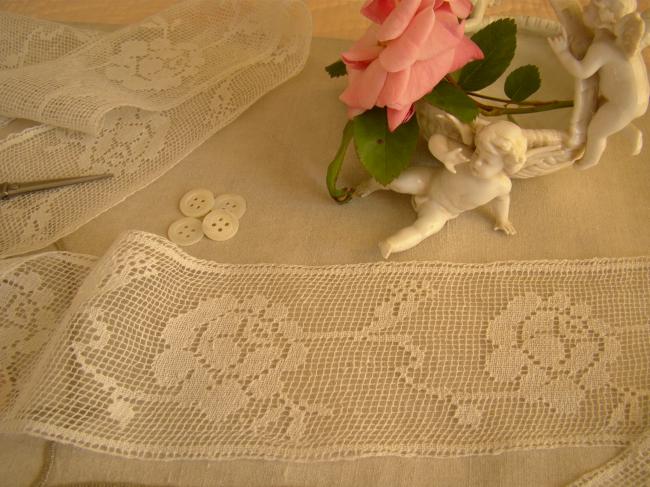 Superbe ancien métrage en dentelle d'entredeux en filet, décor de roses, 2,48m 