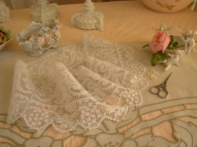 Superbe ancien bas d'abat-jour en dentelle de filet main, décor d'acanthe