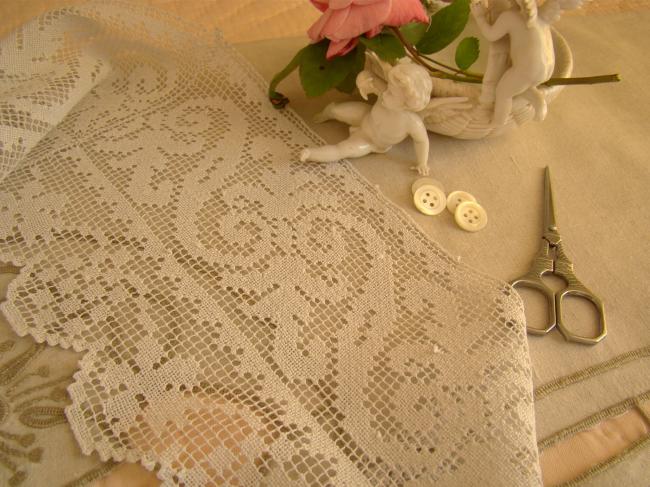 Superbe ancien bas d'abat-jour en dentelle de filet main, décor d'acanthe