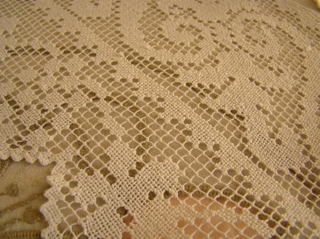 Superbe ancien bas d'abat-jour en dentelle de filet main, décor d'acanthe