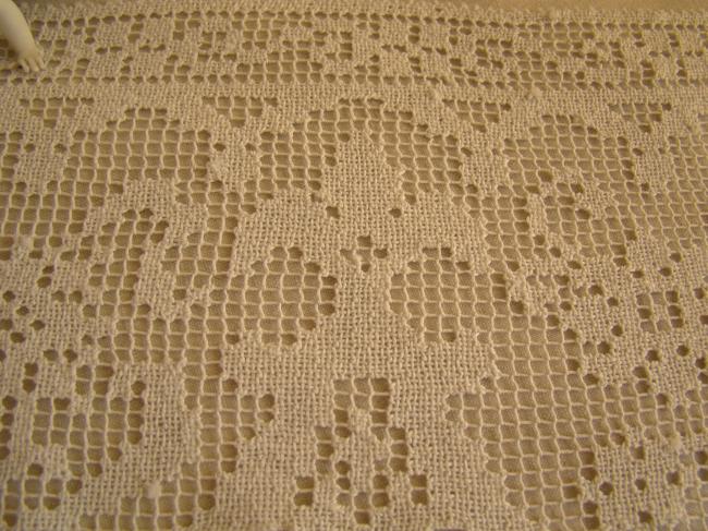 Magnifique ancien bas de rideau en dentelle de filet main, décor fleur de lys