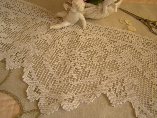 Magnifique ancien bas de rideau en dentelle de filet main, décor fleur de lys