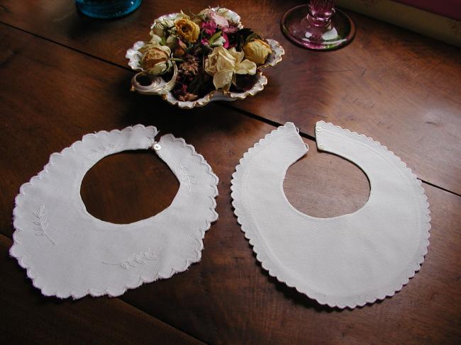 2 lovely baby bibs in piqué of cotton with scalopped edge
